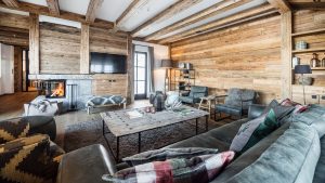 Chalet Wohnzimmer Holz mit antraciet Sofa und Stuelen