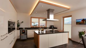 Moderne grosse weisse Kroell Winkel Kueche