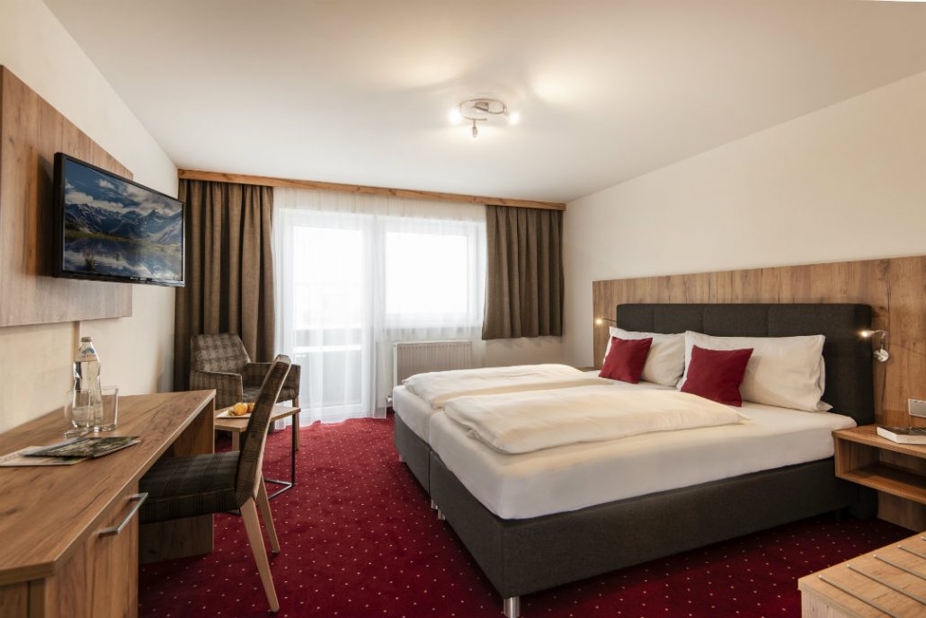 Hotelzimmer Holz mit roten Teppich