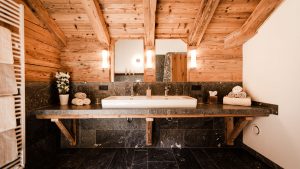 Badezimmer Holz Decke Flur und Moebel aus Stein(antraciet)