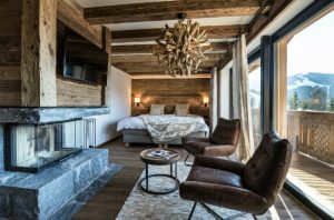 Chalet Wonhzimmer Holz mit Bed und Kamin