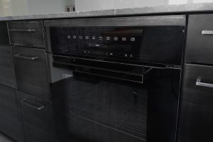 Stahlkueche mit hochglanz schwarzer Gaggenau ofen