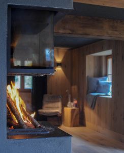 Kamin mit Wohnzimmer im hintergrund