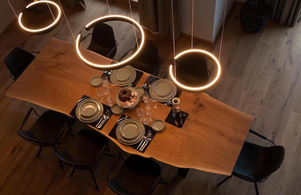 Gedeckter Eichentisch mit runde Occhio Lampen