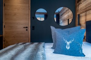 Chalet Schlafzimmer Holz & anthrazit Wand mit Spiegel