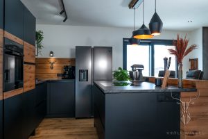 Mattschwarze Küche mit Holz