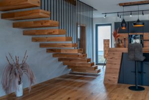 Freistehende Treppe mit Schwarzstahl Geländer
