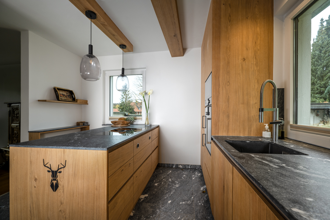Küche aus Eichenholz mit Rauriser Naturstein donkerblau