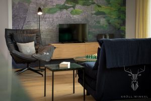 Wohnzimmer mit grün graue Tapete