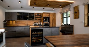 Küche grau mit Nussholz Kücheninsel mit Betonlook und Nusstisch