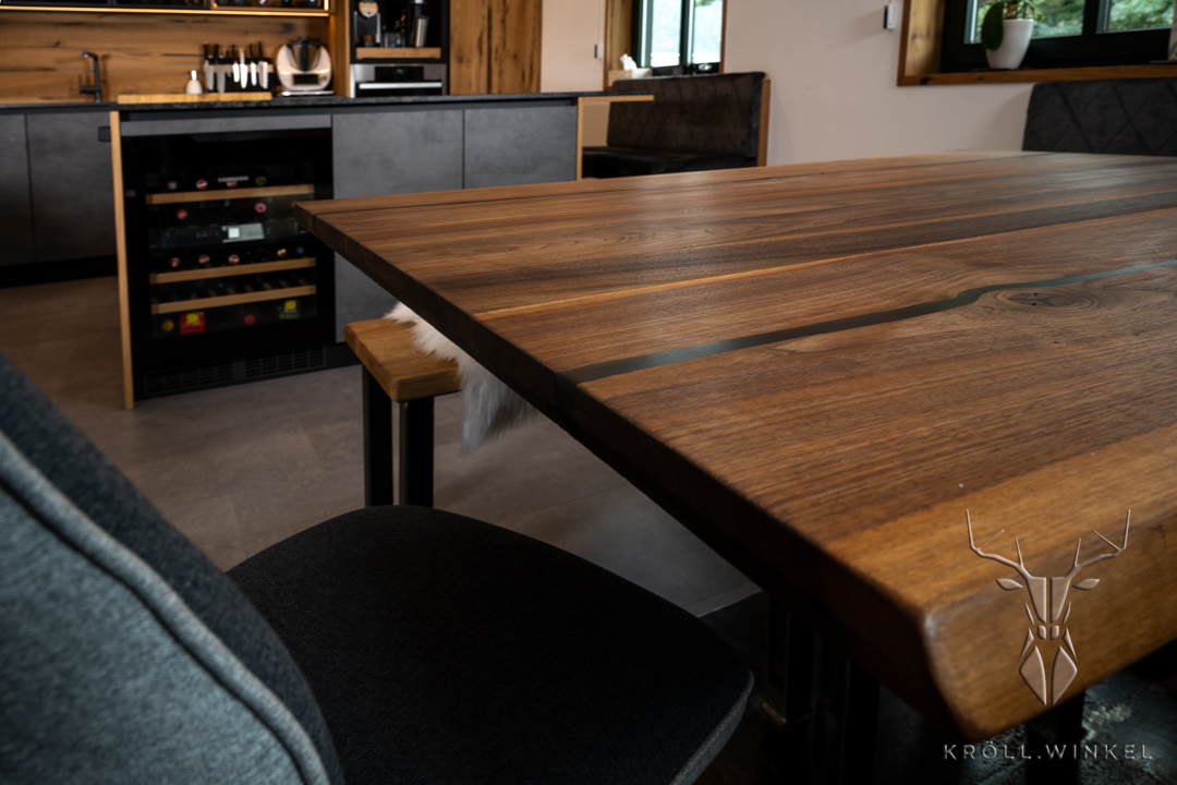 Walnuss Tisch & graue Küche mit Holz