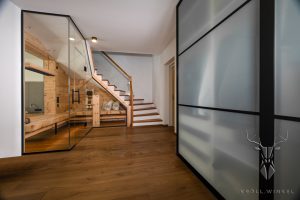 Infrarot Sauna unter einer Treppe