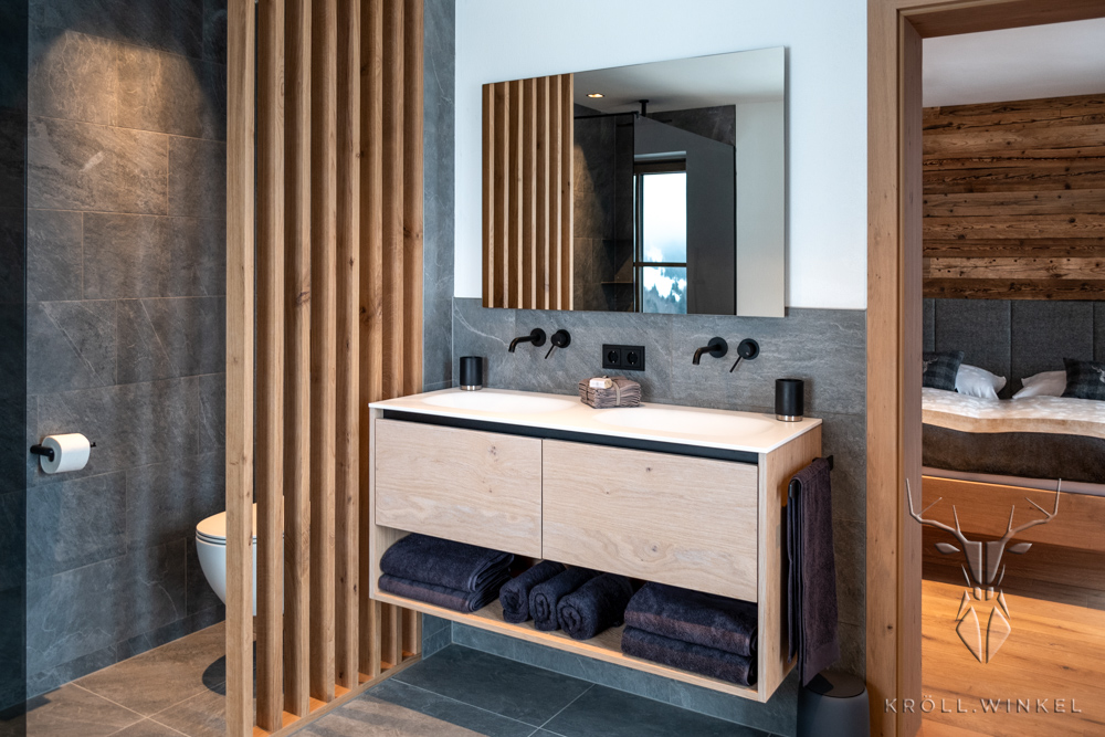 Badezimmer Chalet Eiche mit schwarze Armaturen