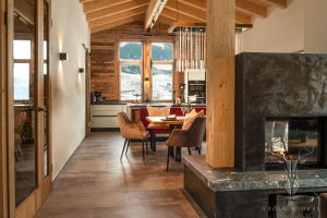 Chalet Wohnzimmer mit Küche und Esszimmer Interieur Design