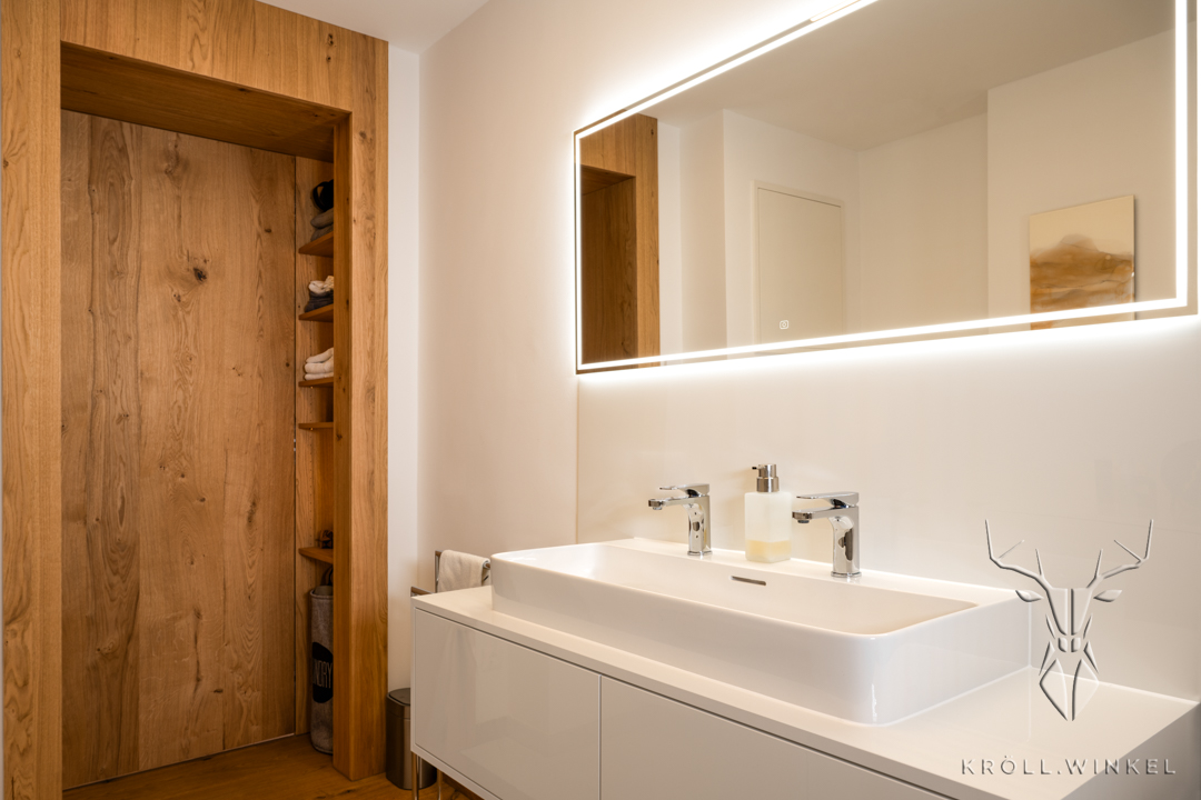 Badezimmer Hochglanz weiß, beleuchteter Spiegel, Eichen Tür und Regal