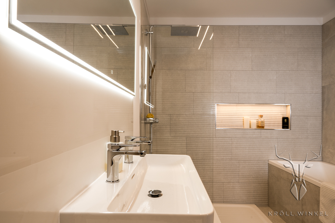 Badezimmer Hochglanz weiß, beleuchteter Spiegel, Regendouche & Badewanne