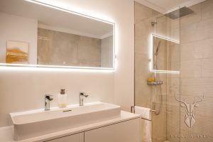 Badezimmer Hochglanz weiß, beleuchteter Spiegel, Regendouche
