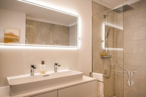 Badezimmer Hochglanz weiß, beleuchteter Spiegel, Regendouche