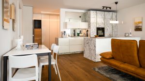 Apartment Hochglanz Weiß Marmorküche