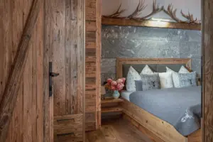 Alpines Schlafzimmer im Alm-Stil mit modernem und traditionellem Holzinterieur