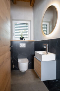 Badezimmer dunkler Marmor mit Eiche.