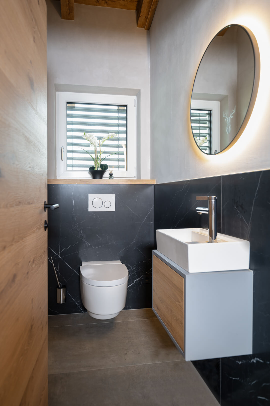 Badezimmer dunkler Marmor mit Eiche.