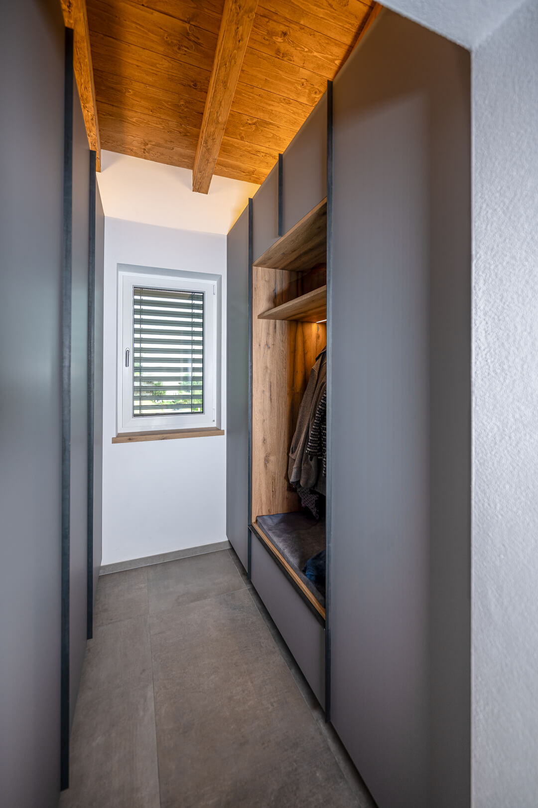 Einbauschrank in grau mit Eichen Niche
