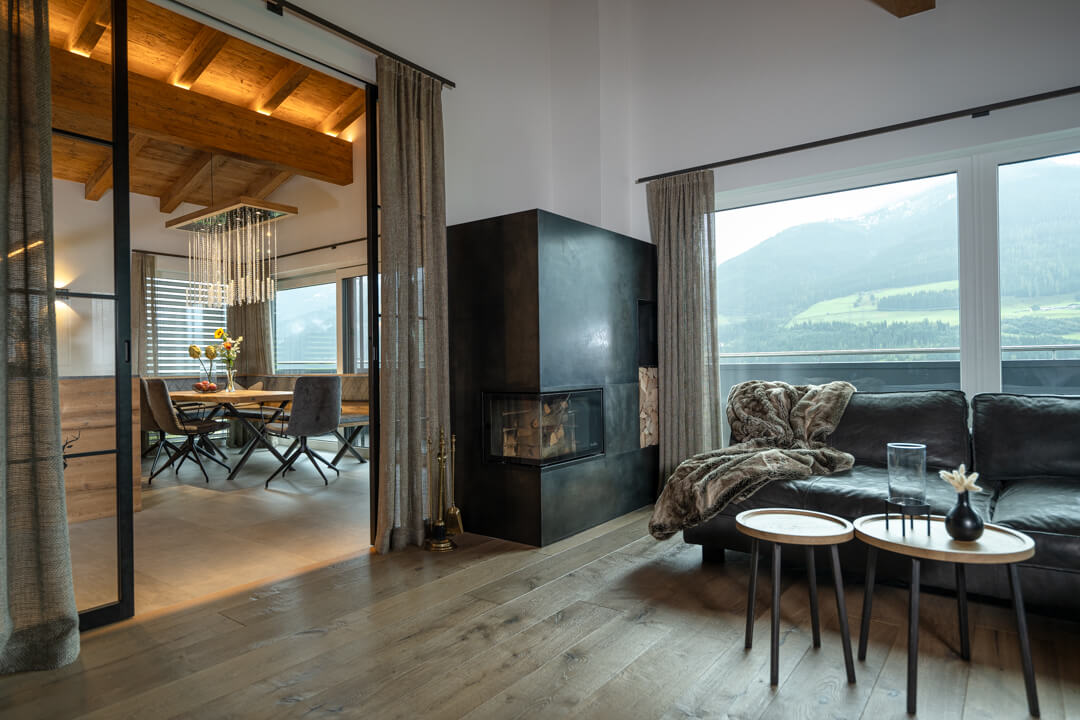 Wohnzimmer Eichen fußboden , Stahlkamin, Lofttüren und BuffelLeder couch