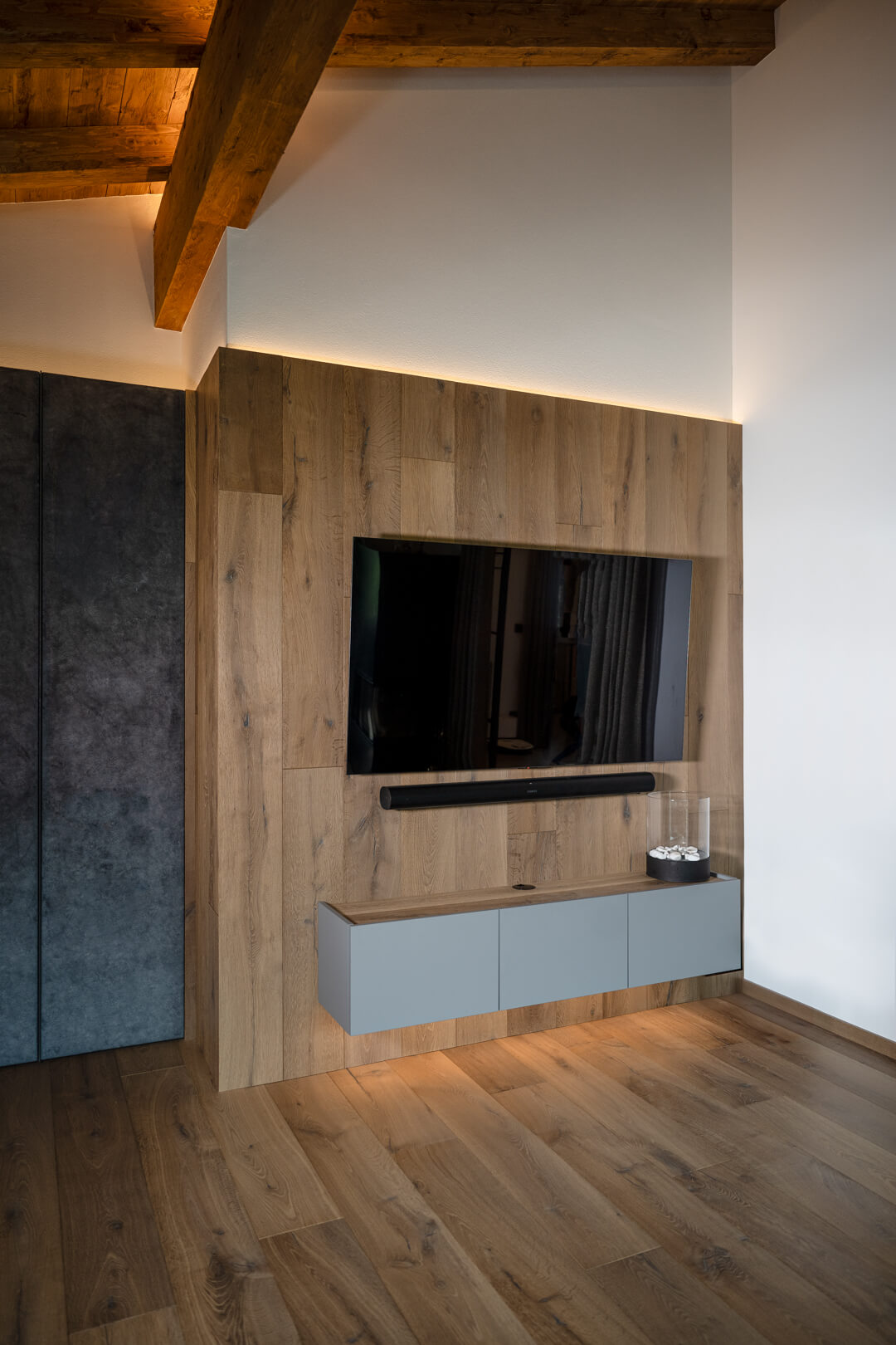 Fernseh Möbel grau, Rückwand aus Eiche und blaues Suede