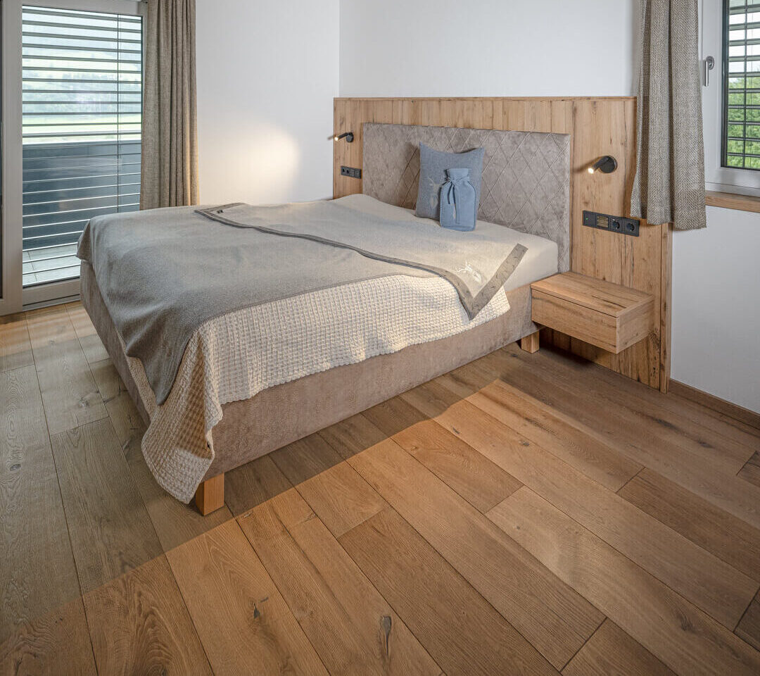 Rückwand und Nachttisch. Beiges Samt Bed und Samt Kariertes Headboard.