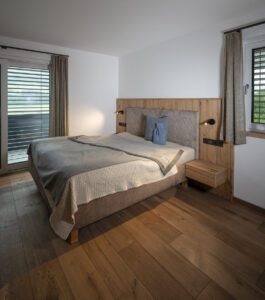 Schlafzimmer, Eichen Fußboden, Rückwand und Nachttisch. Beiges Samt Bed und Samt Kariertes Headboard.