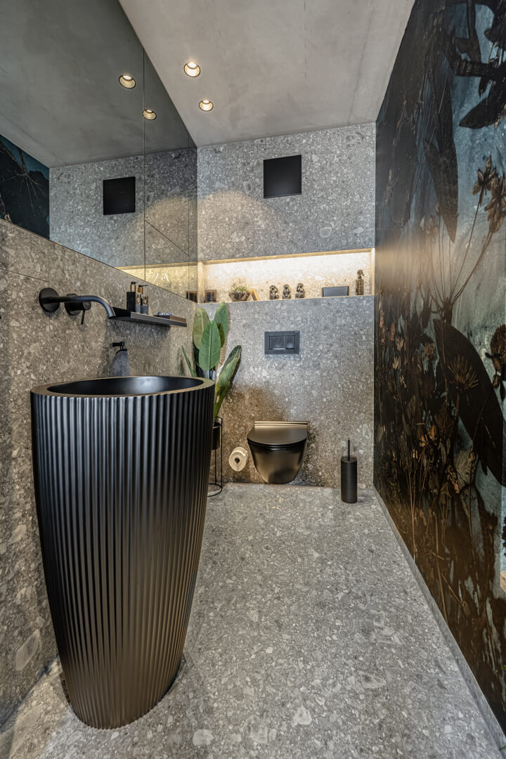 Toilette Jungle chique Tapete. Grau gefliest