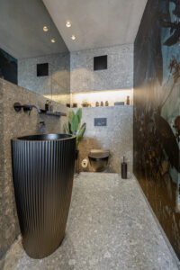 Toilette Jungle chique Tapete. Grau gefliest