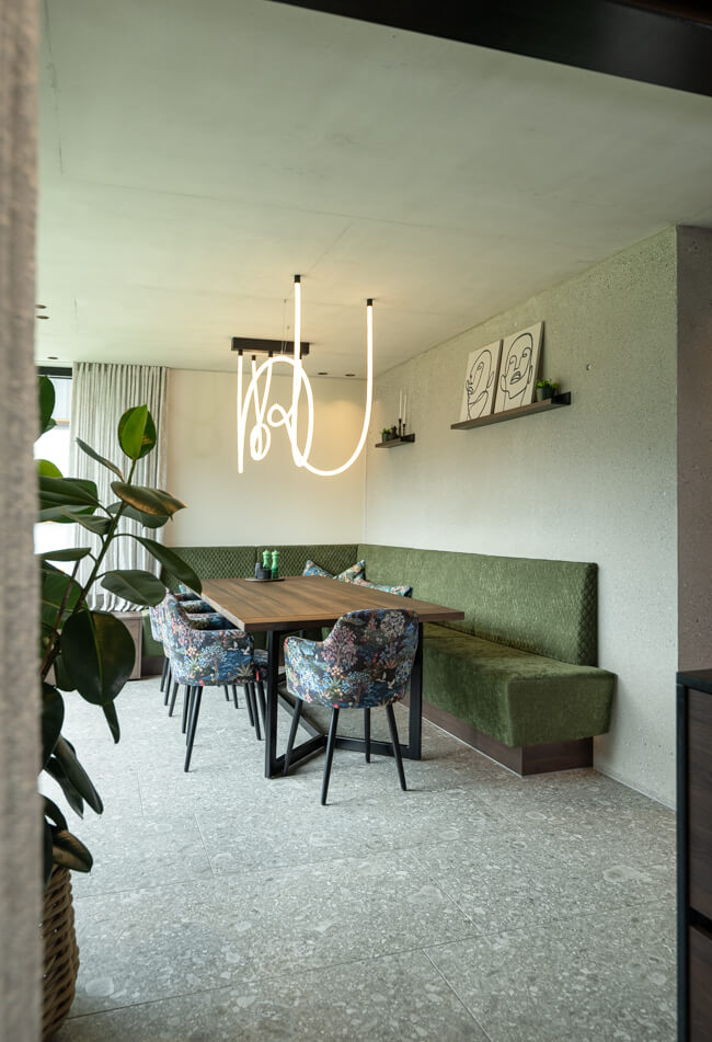 Esstisch dunkler Eiche, grüne Sitzbank und Led Deckenlampe
