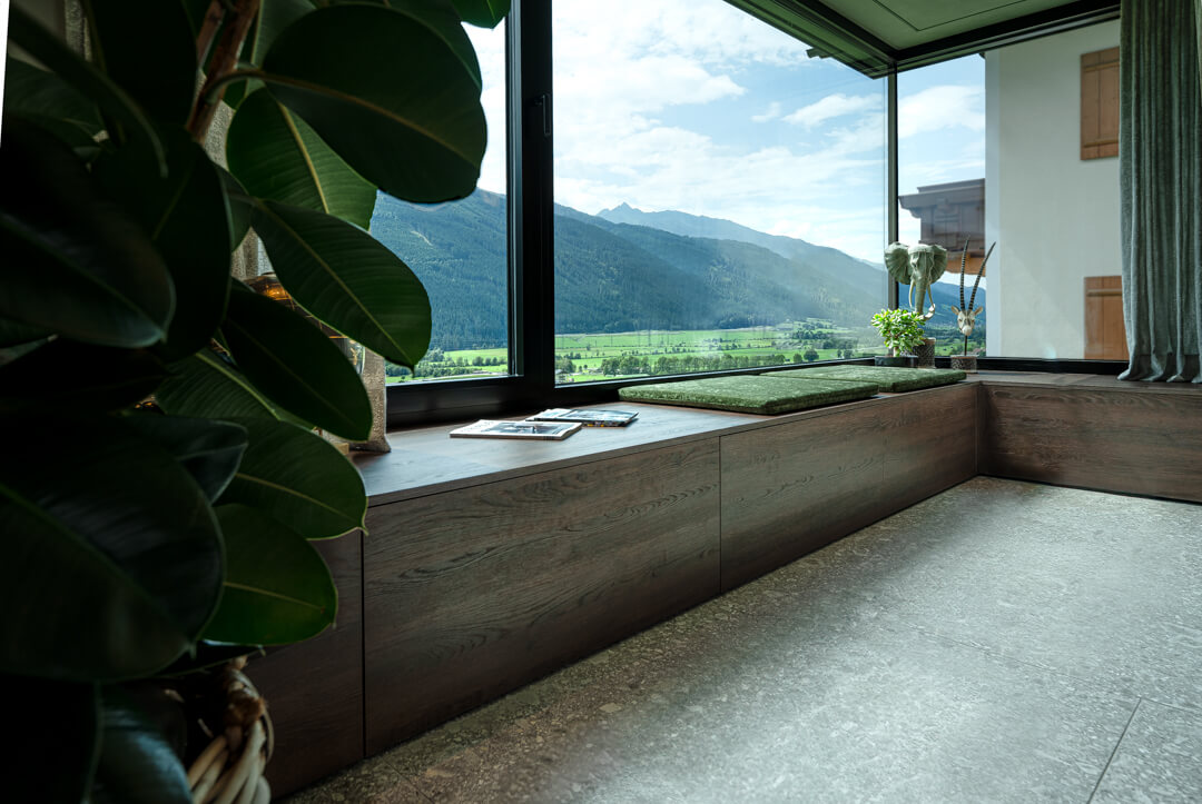 Bodenschrank und Sitzbank aus Eiche