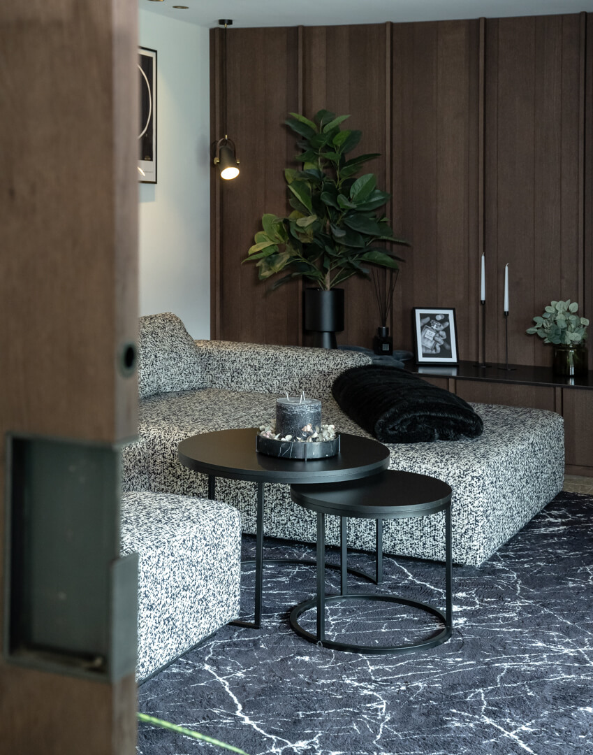 Wohnzimmer Eichen Holzwand und Trennwand