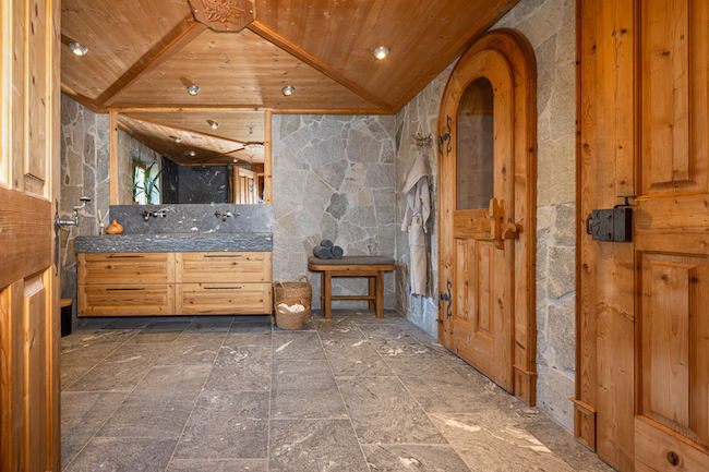 Bad im Chalet-stil