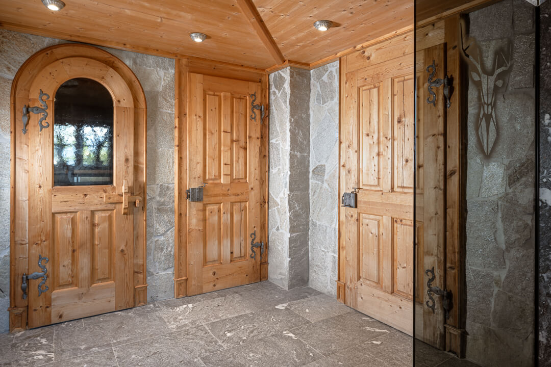 Traditionelle Chalet Holztüren