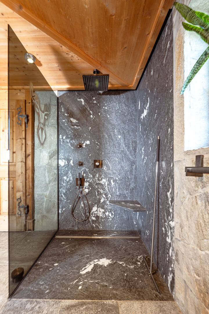 Chalet Dusche. Grauer Duschwand. Rustikaler Naturstein mit Eiche