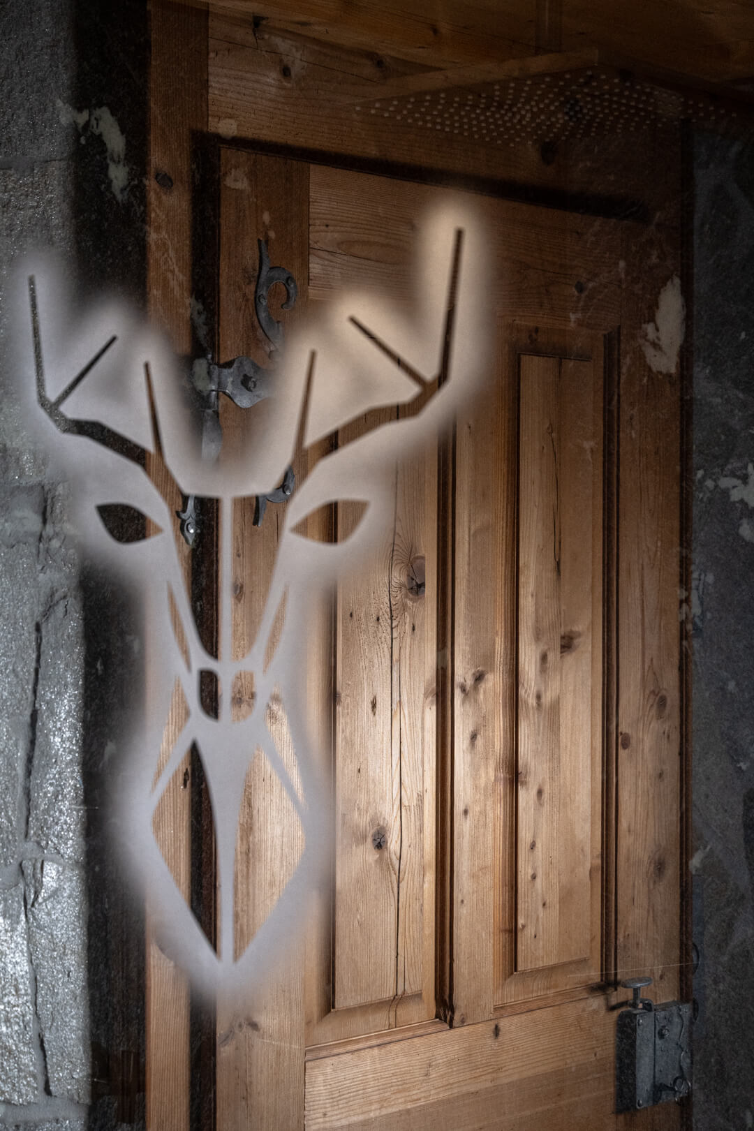 Dunkler Duschwand mit Hirsch