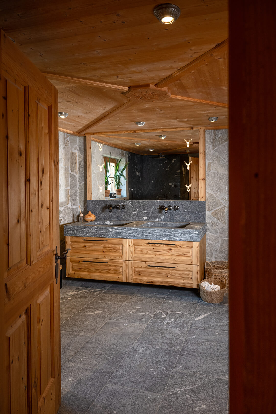 Badezimmer Chalet-Stil. Eiche mit Rauriser Naturstein