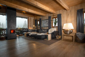 Chalet Wohnzimmer Eichenholz mit Ausblick