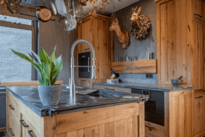 Eichenküche mit Rauriser Naturstein