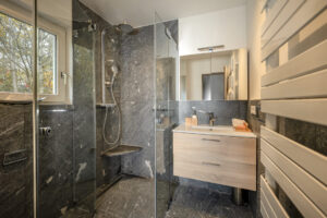 Badezimmer Rauriser Naturstein. Eichen Waschbecken