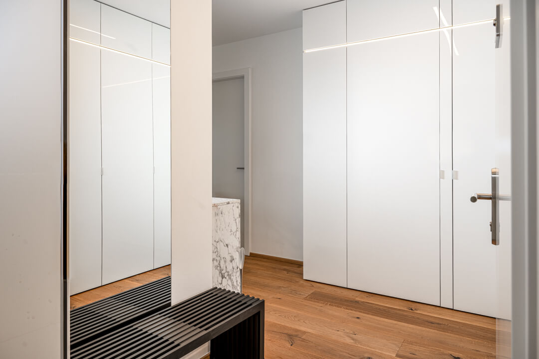Weiße Hochglanz Wand blinde Tür Eichen Flur