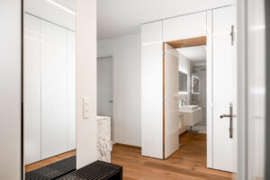 Weiße Hochglanz Wand blinde Tür geöffnet Eichen Flur