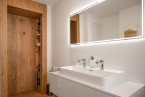 Badezimmer Hochglanz weiß. Eichentür
