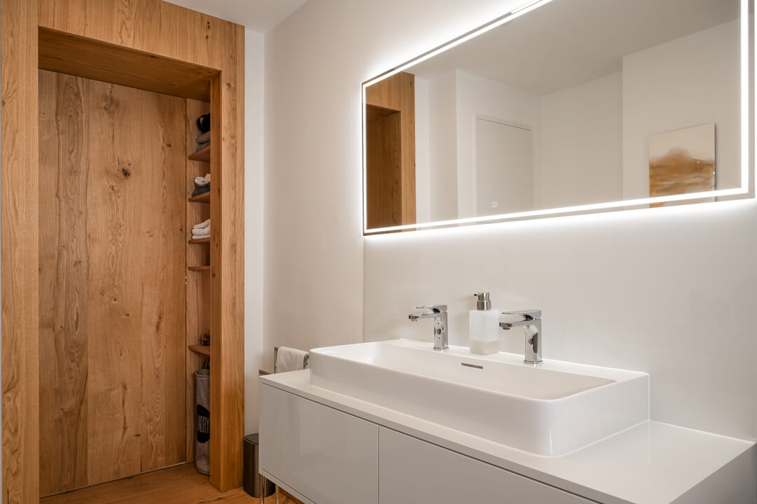 Badezimmer Hochglanz weiß. Eichentür