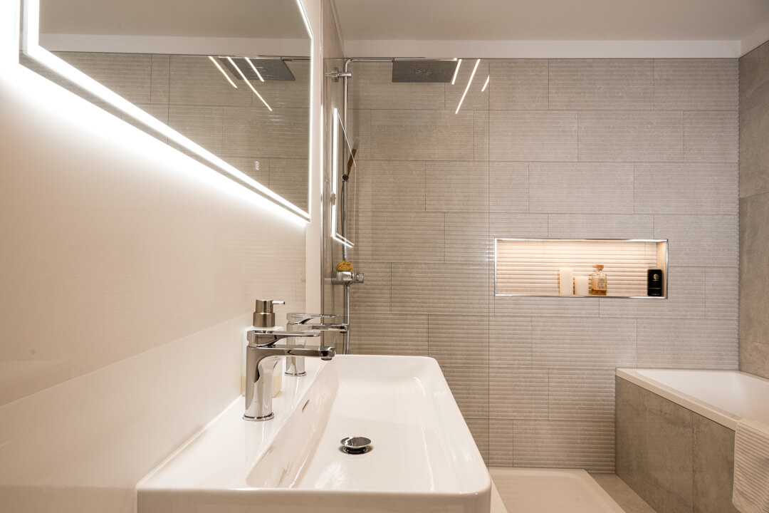 Badezimmer Fliese mit Reliëf