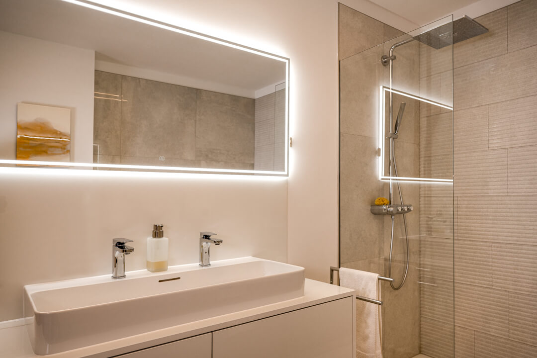 Badezimmer beleuchteter Spiegel